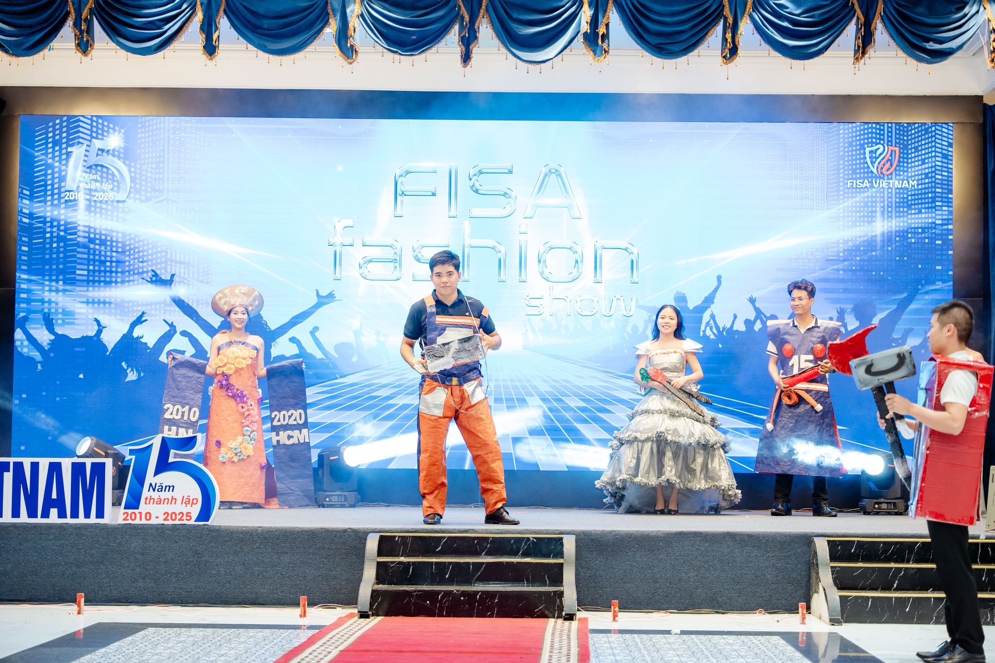 FISA Fashion Show 2025: Dân Công Sở Biến Hóa Thành Siêu Sao Catwalk Trong Lễ Kỷ Niệm 15 Năm