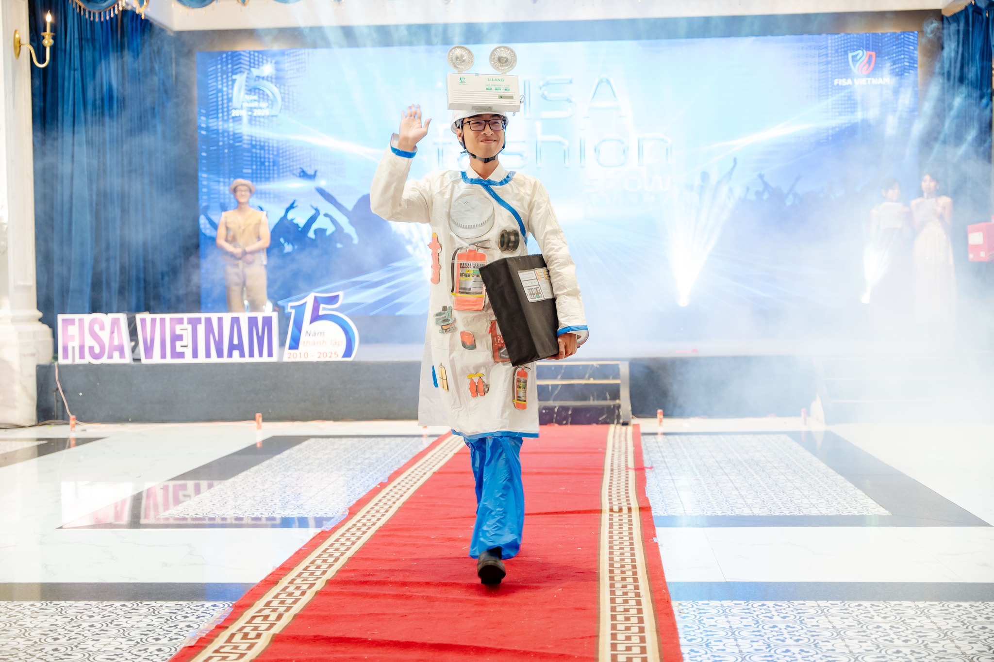 FISA Fashion Show 2025: Dân Công Sở Biến Hóa Thành Siêu Sao Catwalk Trong Lễ Kỷ Niệm 15 Năm