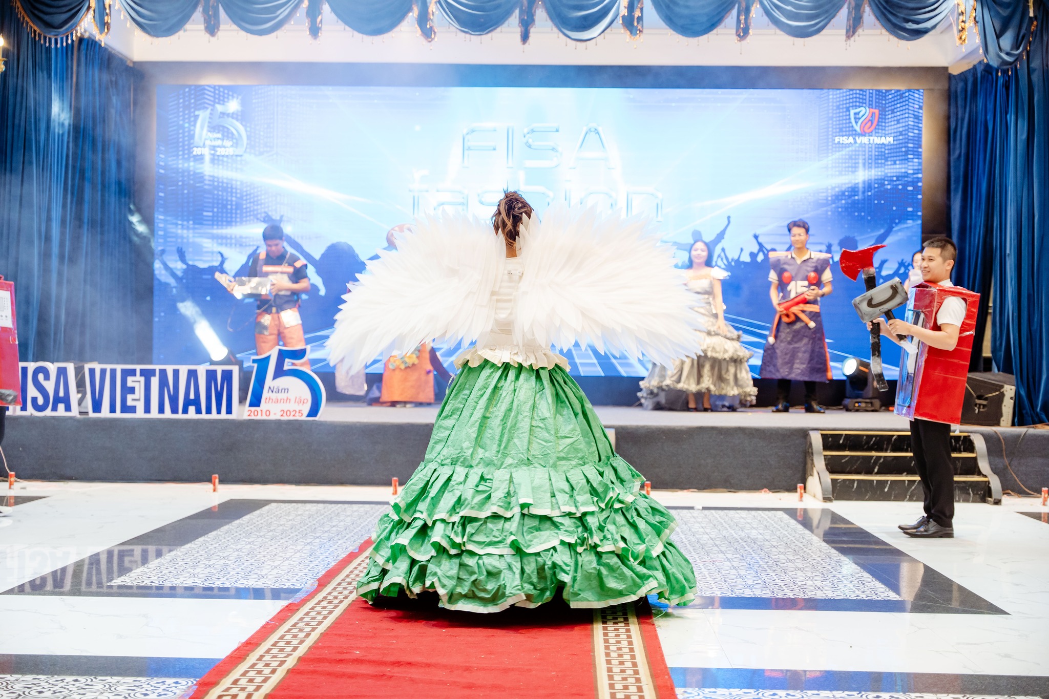 FISA Fashion Show 2025: Dân Công Sở Biến Hóa Thành Siêu Sao Catwalk Trong Lễ Kỷ Niệm 15 Năm