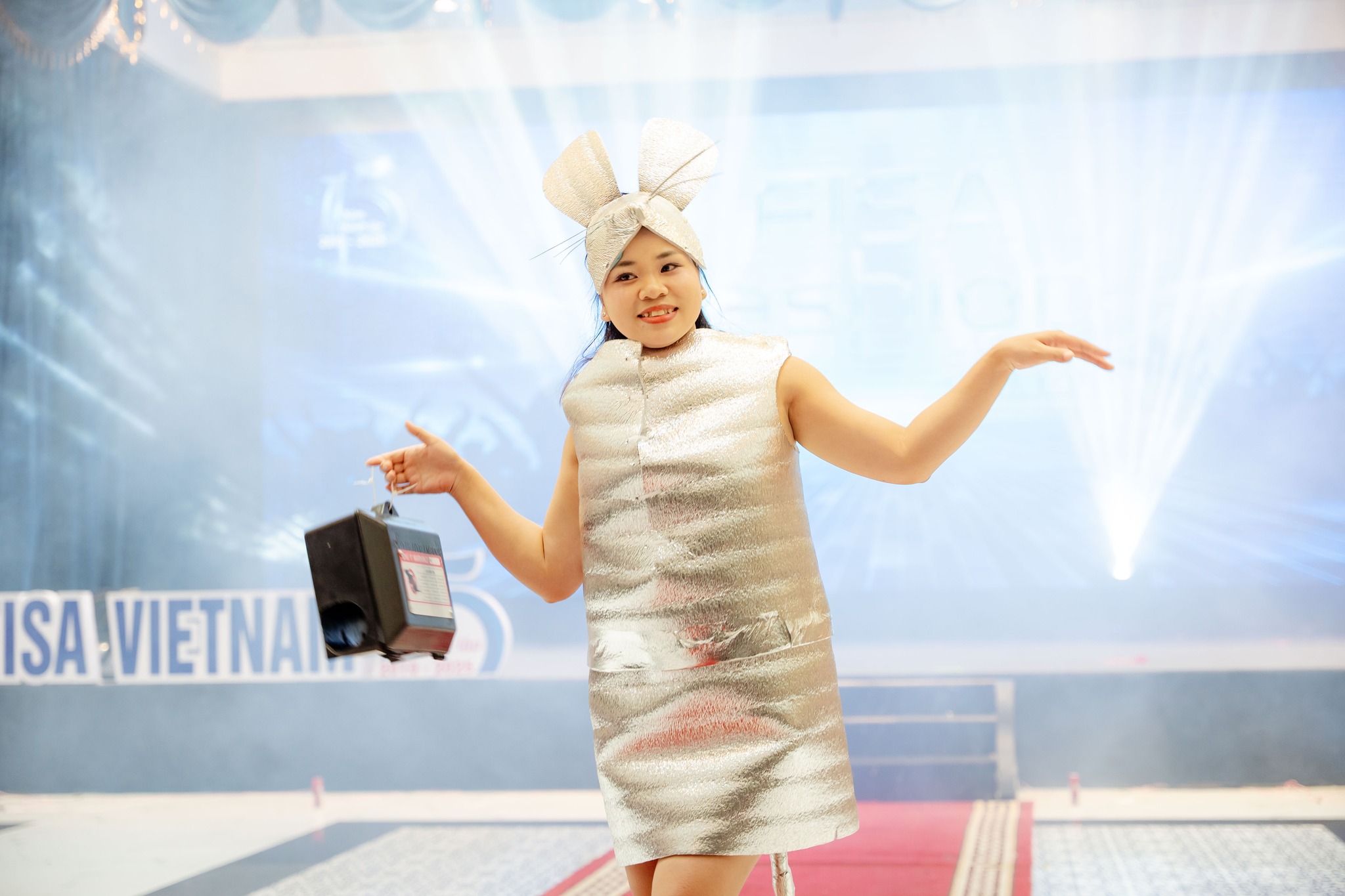 FISA Fashion Show 2025: Dân Công Sở Biến Hóa Thành Siêu Sao Catwalk Trong Lễ Kỷ Niệm 15 Năm