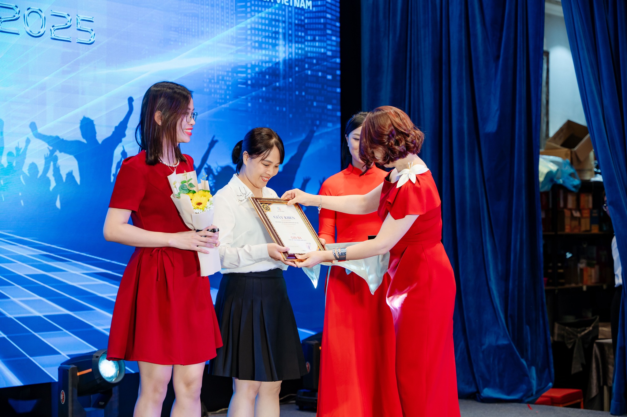 FISA Fashion Show 2025: Dân Công Sở Biến Hóa Thành Siêu Sao Catwalk Trong Lễ Kỷ Niệm 15 Năm