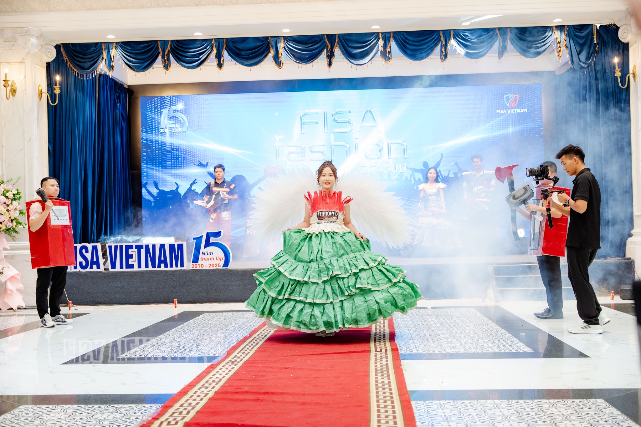 FISA Fashion Show 2025: Dân Công Sở Biến Hóa Thành Siêu Sao Catwalk Trong Lễ Kỷ Niệm 15 Năm