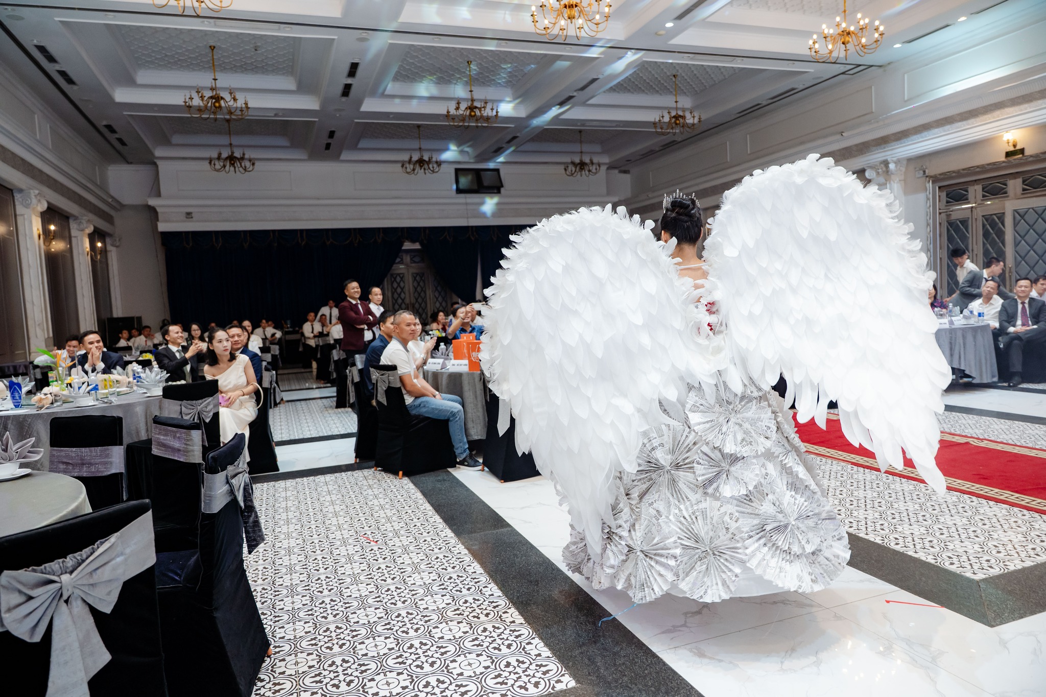 FISA Fashion Show 2025: Dân Công Sở Biến Hóa Thành Siêu Sao Catwalk Trong Lễ Kỷ Niệm 15 Năm