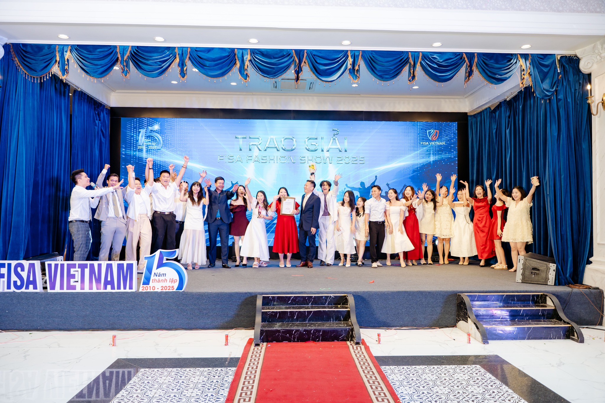 FISA Fashion Show 2025: Dân Công Sở Biến Hóa Thành Siêu Sao Catwalk Trong Lễ Kỷ Niệm 15 Năm