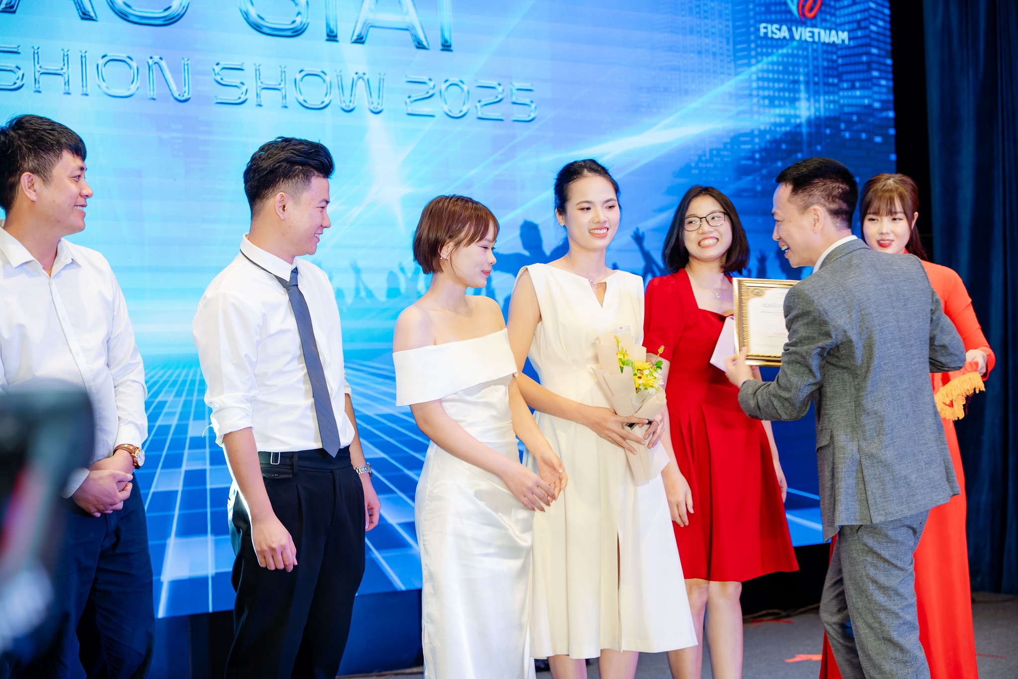 FISA Fashion Show 2025: Dân Công Sở Biến Hóa Thành Siêu Sao Catwalk Trong Lễ Kỷ Niệm 15 Năm