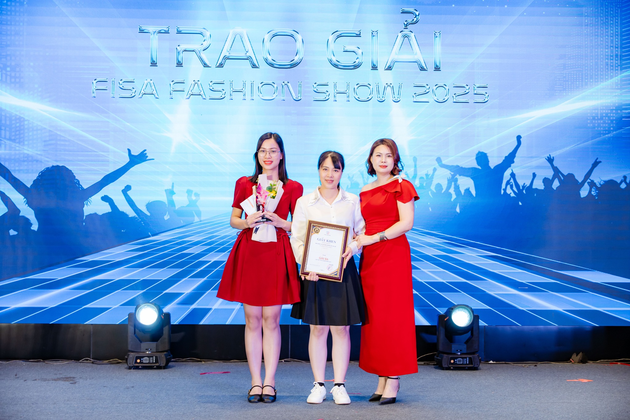 FISA Fashion Show 2025: Dân Công Sở Biến Hóa Thành Siêu Sao Catwalk Trong Lễ Kỷ Niệm 15 Năm