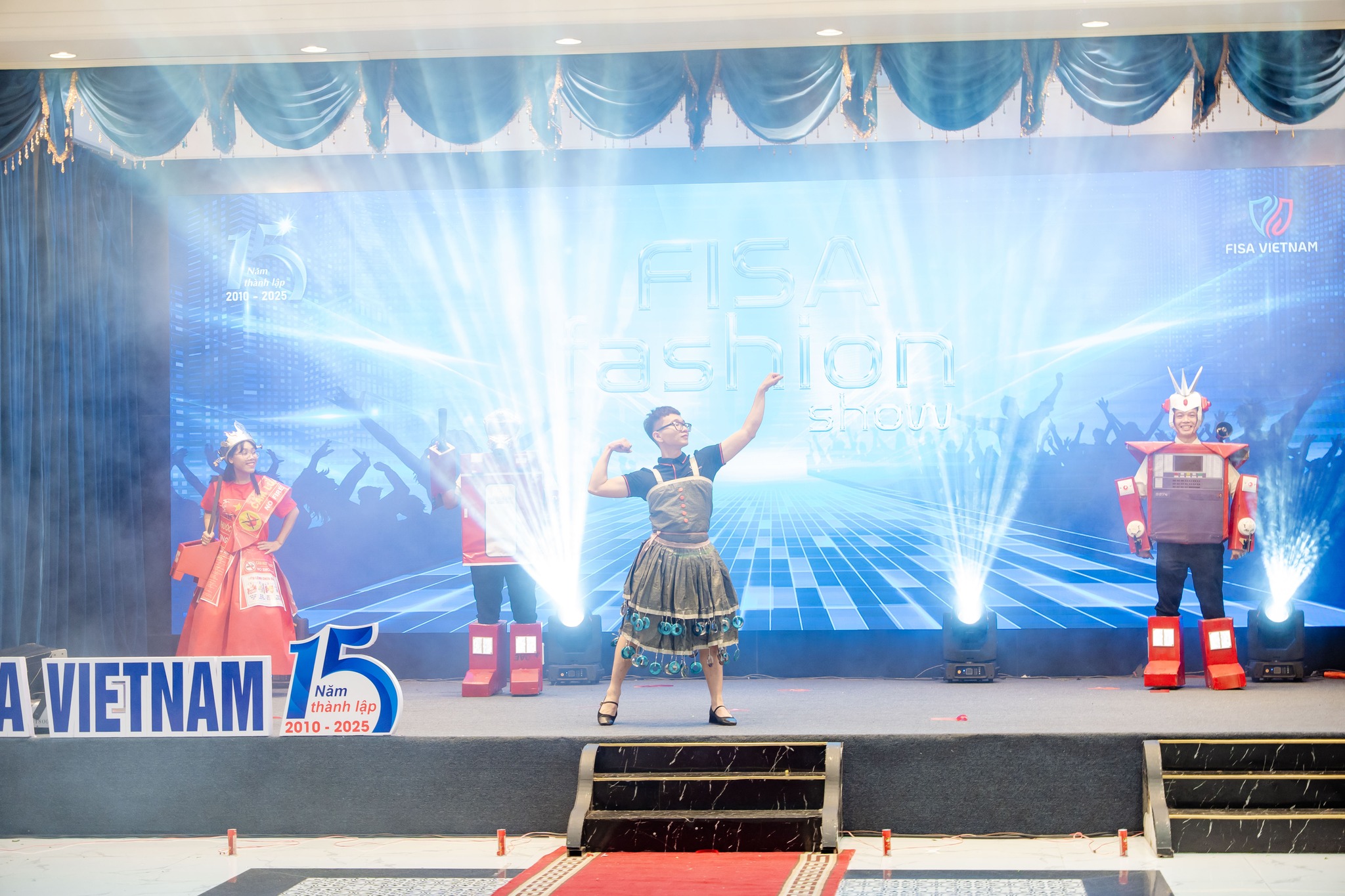 FISA Fashion Show 2025: Dân Công Sở Biến Hóa Thành Siêu Sao Catwalk Trong Lễ Kỷ Niệm 15 Năm